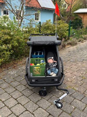 Der Croozer Yuuna mit eingebauter Babyliege.