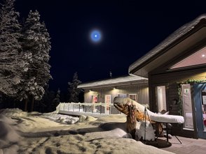 Die Lodge von Jockfall Fishing and Activities im Schnee. 