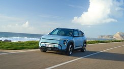 Blauer Kia EV3 fährt auf einer Straße