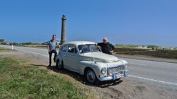 Zwei Männer neben Volvo Oldtimer in der Natur.