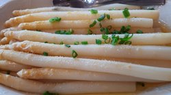 Ein Teller mit Spargel