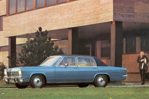 Opel Diplomat B steht vor einem Gebäude. 