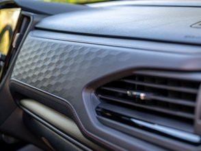 Kunstoffelemente mit wabenförmigen Muster im Innenraum des Subaru Forester.