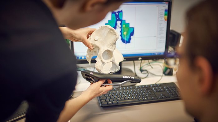 Einblick in die Fertigung eines ergonomischen Fahrradsattels.