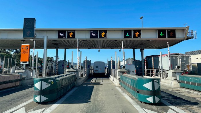 Eine Mautstation in Frankreich aus Sicht eines Autofahrers.