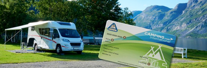 Ausweis Camping Card International, im Hintergrund ein Campingplatz.