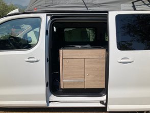 Von außen zugängliche Küchenzeile des Citroën Holidays.