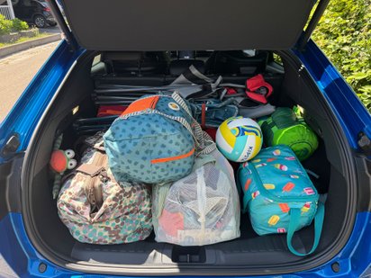 Der Kofferraum des Ford Capri ist mit Gepäck beladen. 