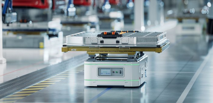 E-Auto-Akku wird auf einer Produktionslinie in einer modernen E-Auto-Fabrik transportiert.