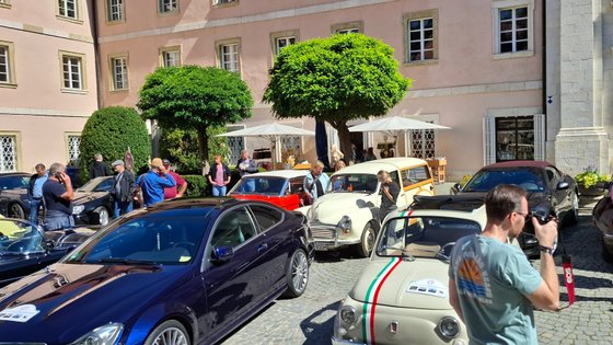 Oldtimer im Innenhof des Kloster Weltenburgs.