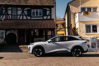 Changan Deepal S07 parkt vor Häusern in der Innenstadt. 
