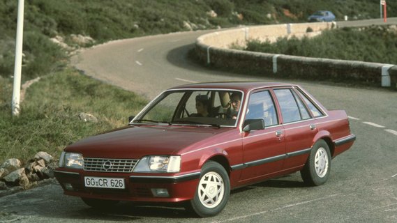 Opel Senator A fährt über eine Straße. 