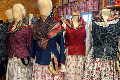 Reihe von Kleiderpuppen mit bunter skandinavischer Tracht.