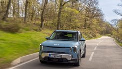 Der Kia EV2 fährt auf der Landstraße. 