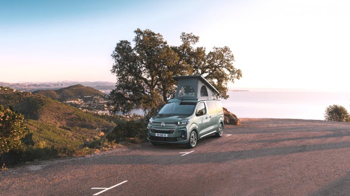 Ein Citroën Holidays Camper steht vor einer Landschaft am Meer.