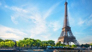 Paris, Blick auf den Eifelturm vor Sommerhimmel.