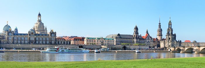 Fluss mit einer Stadt im Hintergrund.