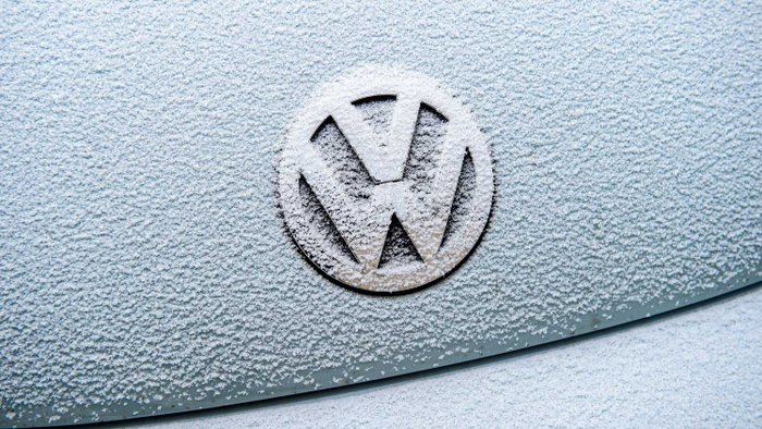 Nahaufnahme des VW-Logos auf einem Auto.