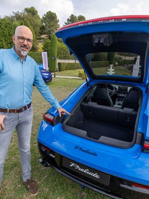 Redakteur Wolfgang Sievernich zeigt auf den Kofferraum des Honda Prelude. 