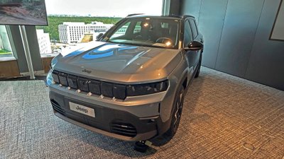 Jeep Compass steht in einem Raum. 