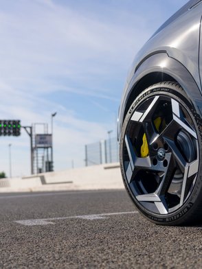 Ansicht eines Rades des Opel Mokka GSE. 