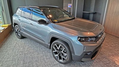 Jeep Compass steht in einem Raum. 