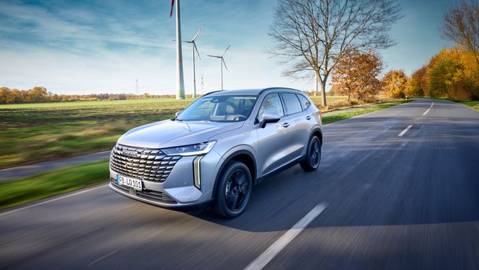 Haval H6 fährt auf einer Straße. 