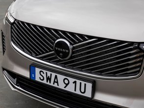 Detailansicht des Kühlergrills des Volvo XC90 PHEV