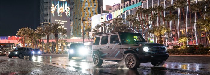 Autos bei Nacht in einer Stadt, Scheinwerfer blenden.