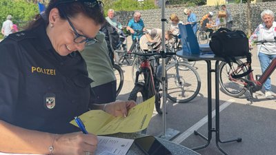 Polizeihauptkommissarin Diana Weidner beim Registrierungsprozess.