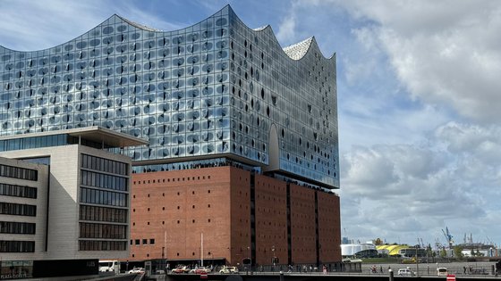 Die Elbphilharmonie in Hamburg mit einer Brücke davor.