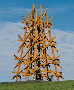 Skulptur von Olaf Holzapfel mit Namen "Zwei in einander Gewobene".