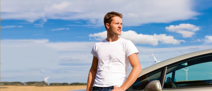 junger Mann mit Blick auf die Seite.