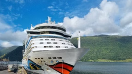 Ein Kreuzfahrt Schiff welches angelegt hat.