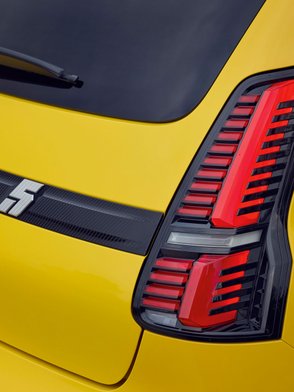 Rückleuchte des Renault 5 E-Tech in Nahaufnahme.