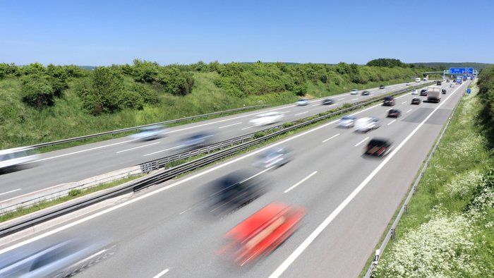 Fließender Verkehr auf einer deutschen Autobahn