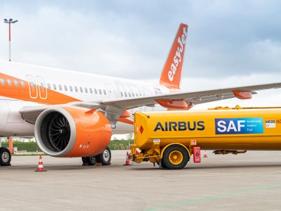 Flugzeug wird mit SAF betankt.