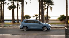 Leapmotor B10 fährt durch eine Stadt in Südfrankreich