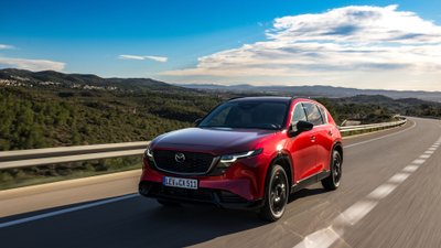 Mazda CX-5 fährt auf einer Straße. 