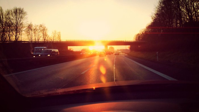 Sonne blendet Autofahrer.