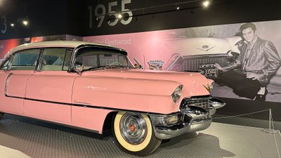 Rosa Cadillac in Ausstellung vor einem Foto mit Elvis.