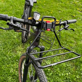 Fahrradlenker mit dem Frontgepäckträger Tour Rack von Fahrer Berlin.