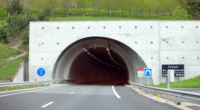 Einfahrt in den Tunnel Montjézieu.