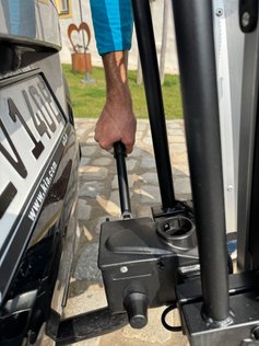 Mann verriegelt einen Fahrradträger mit einem Hebel. 