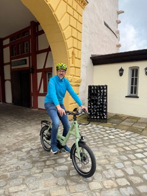 Fahrradfahrer mit Helm auf Fahrrad. 