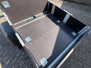 Blick auf die Ladefläche des zusammenklappbaren Faltos-Anhängers.