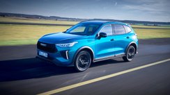 Haval Jolion Pro fährt über eine Straße. 