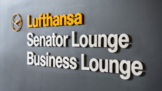 Hinweisschild zur Lufthansa Senator und Business Lounge 