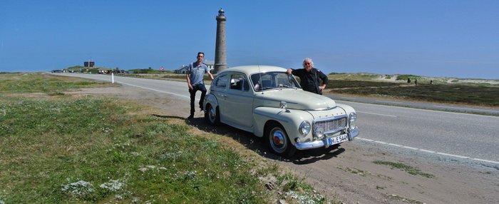 Zwei Männer neben Volvo Oldtimer in der Natur.