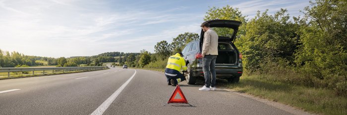 Ein ARCD-Pannenhelfer im Einsatz bei einer Reifenpanne auf der Autobahn.